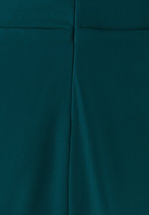 Groen gestructureerde stof met een gladde afwerking, voorzien van een verticale naad en een nette, op maat gemaakte uitstraling. Geschikt voor een kledingstuk.