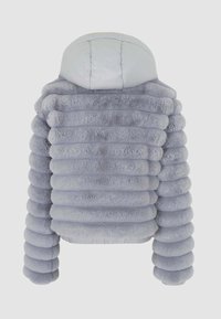 Giacca puffer grigio chiaro, trapuntata orizzontalmente, con una texture morbida e cappuccio imbottito, mostrata da dietro su uno sfondo semplice.