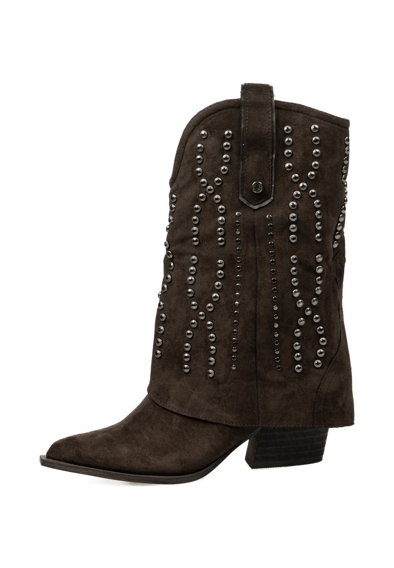 Botas de vaquero de ante marrón con punta puntiaguda. Decoradas con tachuelas plateadas en un patrón vertical. Tacón bajo apilado y tirador lateral.