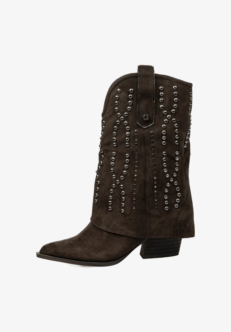 Botas de vaquero de ante marrón con punta puntiaguda. Decoradas con tachuelas plateadas en un patrón vertical. Tacón bajo apilado y tirador lateral.