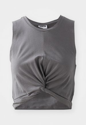 Sivý bezrukávový crop top vyrobený z jemnej bavlny, so zúženým predným detailom a priliehavým strihom. Hladká textúra s okrúhlym výstrihom.