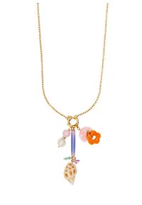 Collar de cadena dorada con diversos charms: una concha, cuentas coloridas y una flor, en tonos de rosa, naranja, púrpura y blanco.