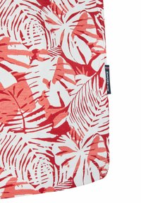 Rood en wit stof met een bladmuster waarin grote tropische bladeren in verschillende tinten rood en koraal zijn afgebeeld. Inclusief een merklabel.