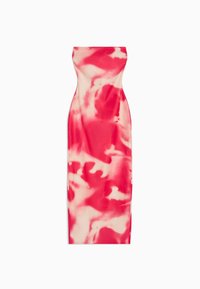 Robe midi sans bretelles, ajustée, avec un motif tie-dye rose et blanc, décolleté droit et longueur de l'ourlet au genou.