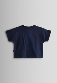 Námornícka modrá krátka tričko s krátkymi rukávmi, okrúhlym výstrihom a hladkou textúrou látky; obsahuje malú bočnú štítok blízko lemu.