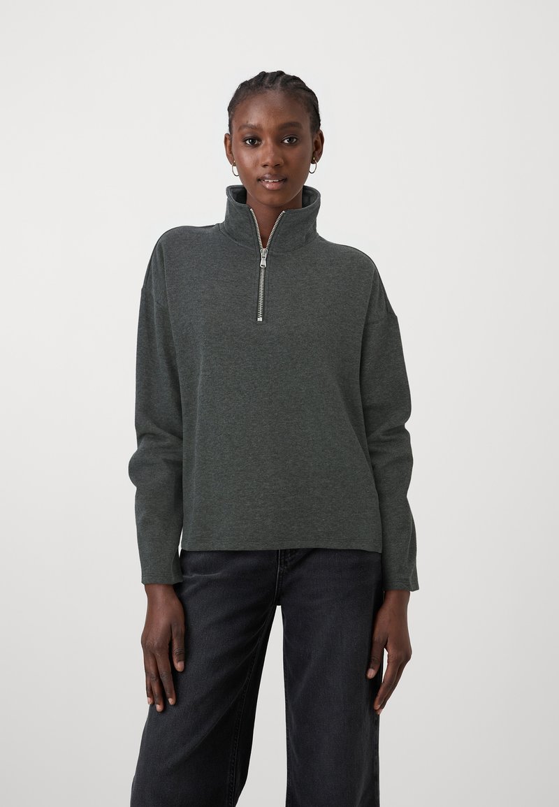 Sudadera de cremallera verde oscuro con cuello alto, confeccionada en material suave, con mangas largas y un ajuste relajado.