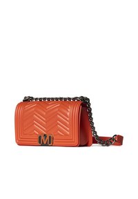 Borsa a tracolla in pelle arancione trapuntata con motivo a zigzag, dotata di una tracolla in catena nera e di una chiusura con logo metallico sul davanti.