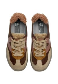 Sneaker marroni e beige con un collare morbido e peloso, materiali in nylon e suede, punta rotonda e accenti triangolari in contrasto.