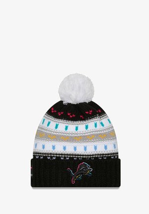 Beanie nera a maglia con pom-pom bianco, caratterizzata da un motivo a strisce multicolori e un logo di leone ricamato sul risvolto.