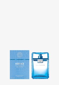 Fragranza da uomo Versace Eau Fraîche in una bottiglia di vetro blu con bordi testurizzati. Accompagnata da una confezione blu in rilievo coordinata.