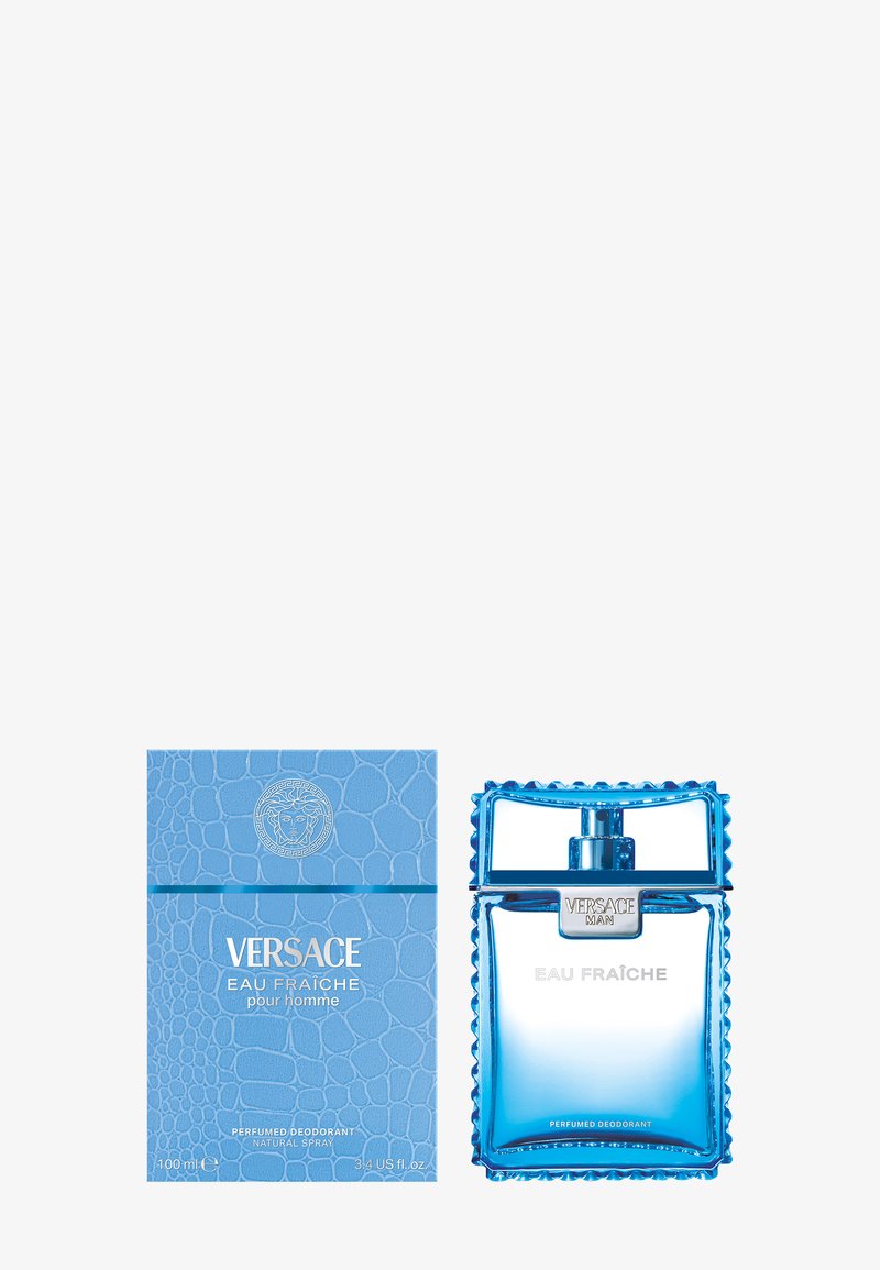 Fragranza da uomo Versace Eau Fraîche in una bottiglia di vetro blu con bordi testurizzati. Accompagnata da una confezione blu in rilievo coordinata.