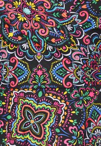 Mustat kankaat, joissa on monimutkaisia kukka- ja paislekuvioita elävissä väreissä, kuten vaaleanpunainen, vihreä, sininen ja keltainen, luoden voimakkaan visuaalisen kontrastin.