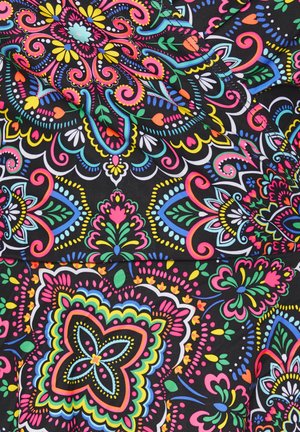 Tissu noir avec des motifs floraux et des paisleys complexes dans des couleurs vives, y compris le rose, le vert, le bleu et le jaune, créant un fort contraste visuel.