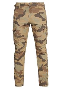 Pantalones cargo de camuflaje en caqui, marrón y verde. Cuenta con bolsillos laterales y tejido texturizado con un diseño ajustado. Cierre de botón en la cintura.