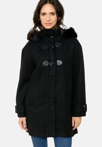 Črn volnen plašč z umetnim krznom na kapuci, zaponkami na vrvico in stranskimi žepi. Ima sproščen kroj in gumbaste manšete.