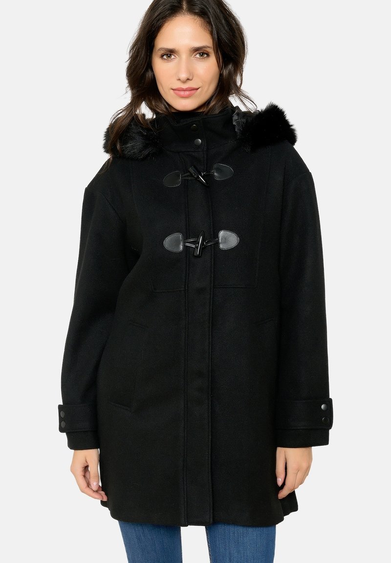 Črn volnen plašč z umetnim krznom na kapuci, zaponkami na vrvico in stranskimi žepi. Ima sproščen kroj in gumbaste manšete.