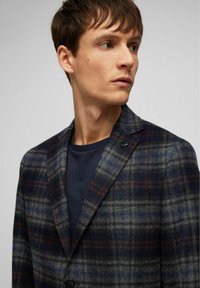 Donker geruite blazer met blauwe, grijze en bordeauxtinten, gemaakt van gestructureerde stof, met een notch-lapels en een een-knopen sluiting.
