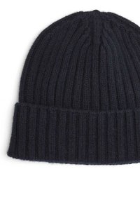 Tumma neulepipo, jossa on ohut ribbitekstuuri ja käännetty resori. Valmistettu pehmeästä materiaalista ja esittelee syvää laivaston sinistä väriä.