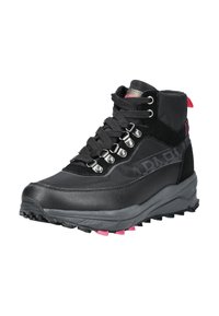 Botas de senderismo negras con una mezcla de materiales sintéticos y ante, con ojales plateados, acentos en rosa y una suela texturizada y resistente.