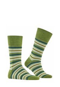 Grün gestreifte Socken mit einem gerippten Bund. Sie haben abwechselnde Streifen in Dunkelgrün, Hellgrün, Gelb und Blau. Weicher Stoff, mittellange Länge.