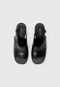 Juodos odinės slingback tipo bateliai su apvalia nosimi, plačia priekinę juostele ir sagtimi, leidžiančia reguliuoti dydį. Lygus tekstūra ir minimalistinis dizainas.