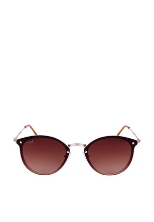 Braune Farbverlauf-Katzenauge-Sonnenbrille mit dünnen silbernen Metallakzenten und braunen Kunststoff-Bügelenden. Die Gläser weisen dezente Verzierungen auf.