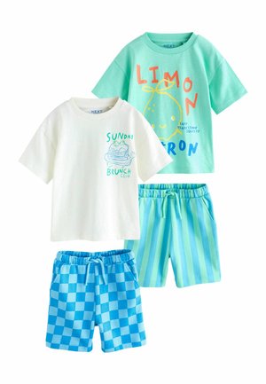 Set aus zwei T-Shirts und zwei Shorts. Die T-Shirts sind weiß und mintgrün mit Grafiken. Die Shorts haben ein blaues karriertes und ein grün gestreiftes Muster.