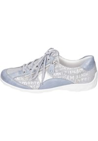 Baskets bleu clair avec une tige en suède et synthétique, présentant un design texturé, un devant à lacets et une semelle en caoutchouc blanche. Les accents incluent une fermeture éclair.