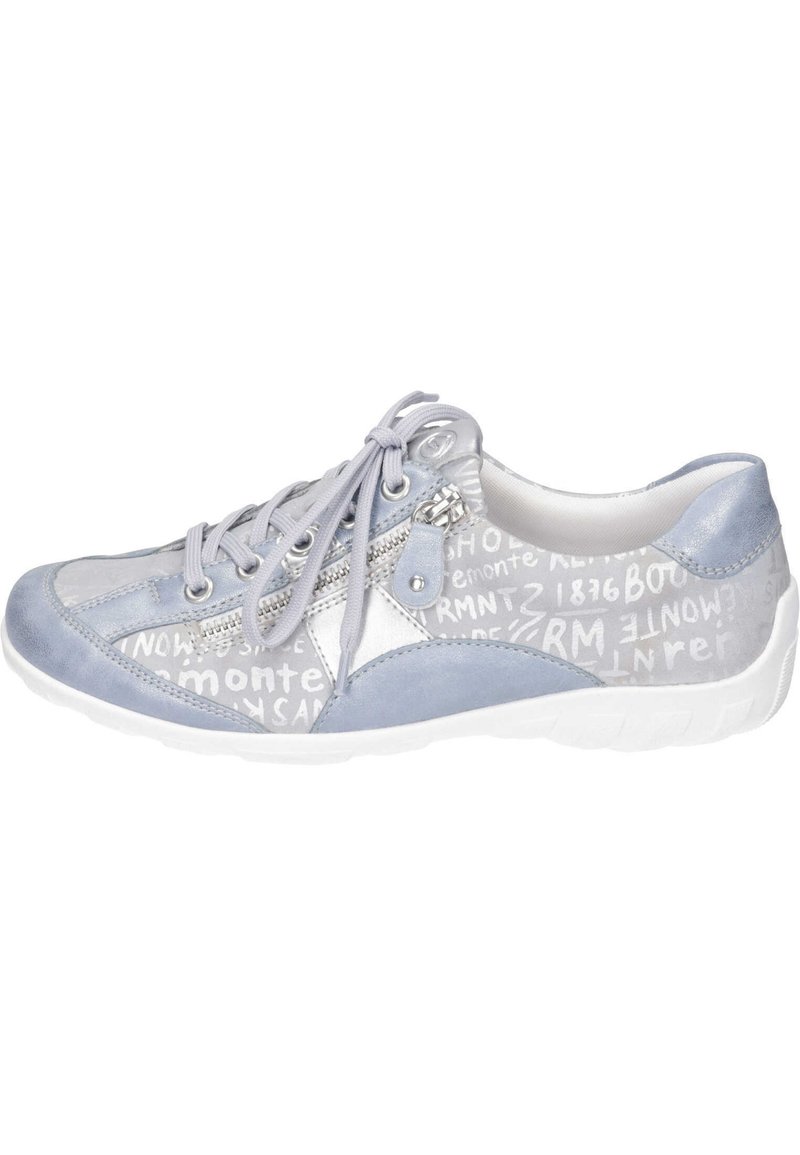 Baskets bleu clair avec une tige en suède et synthétique, présentant un design texturé, un devant à lacets et une semelle en caoutchouc blanche. Les accents incluent une fermeture éclair.