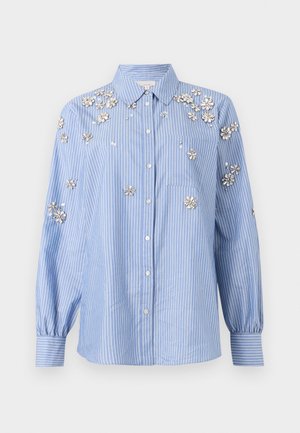 Plava i bijela prugasta košulja na kopčanje s dugim rukavima i srebrnim cvjetnim ukrasima raspršenim po ramenima i rukavima.