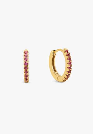 Boucles d'oreilles en or en forme de créole avec une rangée de pierres précieuses roses sur un côté, surface lisse et fermeture à charnière pour un port facile.