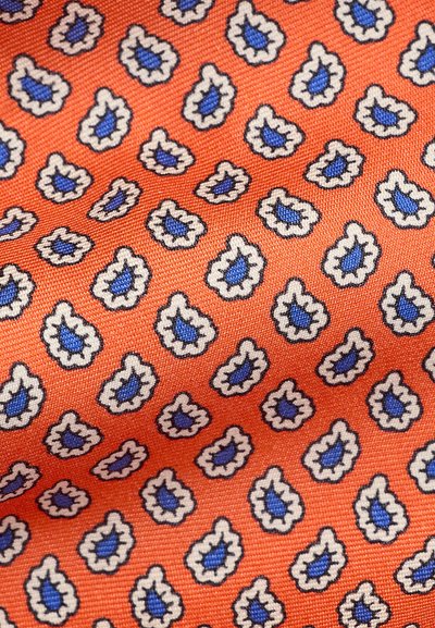Πορτοκαλί ύφασμα με επαναλαμβανόμενο μοτίβο μικρών σχεδίων πεϊσλι, το καθένα περιέχει μπλε και λευκές λεπτομέρειες, δημιουργώντας μια υφή με βάθος.