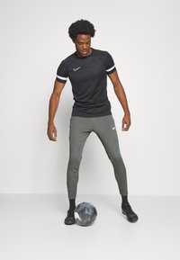 Nike Performance M NK DF ACD TRK PNT KP FP HT - Calças de fato de treino - cargo khaki/summit white