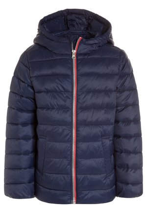 Granatowa pikowana kurtka puchowa z kapturem i przednim zamkiem błyskawicznym, ozdobiona czerwono-białą lamówką oraz kieszeniami po bokach.