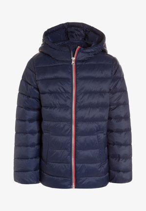 Granatowa pikowana kurtka puchowa z kapturem i przednim zamkiem błyskawicznym, ozdobiona czerwono-białą lamówką oraz kieszeniami po bokach.