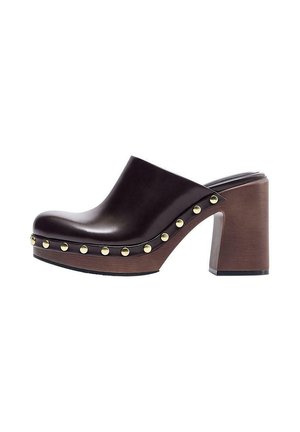 Zoccolo in pelle marrone scuro con tacco platform in legno, borchie dorate lungo il bordo della suola e design posteriore aperto slip-on.