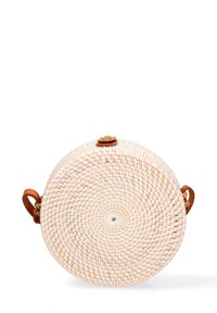 Borsa a cestino intrecciata rotonda in tonalità naturali, con manici in pelle e chiusura a pulsante. Texture liscia con un motivo a spirale.