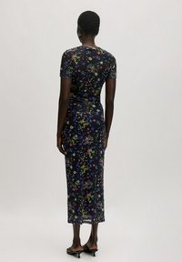 Zwart bloemen midi-jurk met korte mouwen, voorzien van kleurrijke bloemenprints. Lichtgewicht, aangesloten ontwerp met een zijsplit aan de zoom.