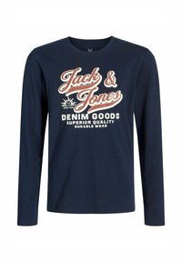Maglietta a maniche lunghe della Navy con un audace grafico "Jack & Jones" in bianco e rosso. Tessuto morbido, colletto a girocollo e design con orlo dritto.