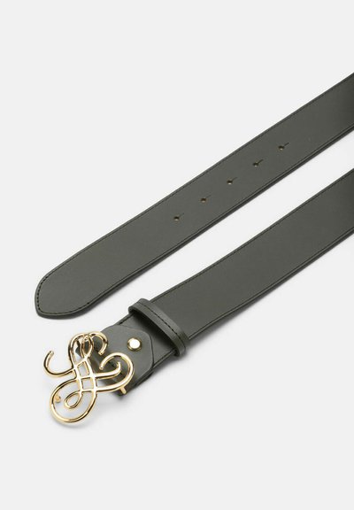 Ceinture en cuir gris foncé avec plusieurs trous de réglage et une boucle ornée en métal doré au design ornemental en boucle.