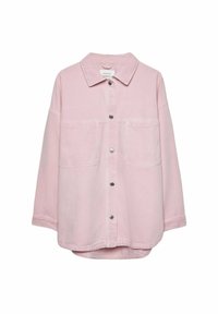 Camisa de mezclilla rosa con cuello tipo polo, cierre frontal de botones y dos bolsillos en el pecho. Presenta mangas largas y un corte holgado con dobladillo curvado.