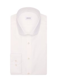 Camicia bianca a maniche lunghe con colletto classico, bottoni visibili e polsini a un bottone, piegata con cura su uno sfondo bianco.