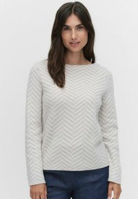 Chemise à manches longues gris clair avec un motif chevron subtil. Texture douce avec un col rond et une coupe décontractée.
