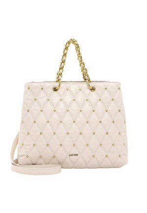 Gep quiltete rosa Handtasche mit goldenen Nieten, Kettenhenkeln und einem abnehmbaren Schulterriemen. Glatte Ledertextur, rechteckige Form.