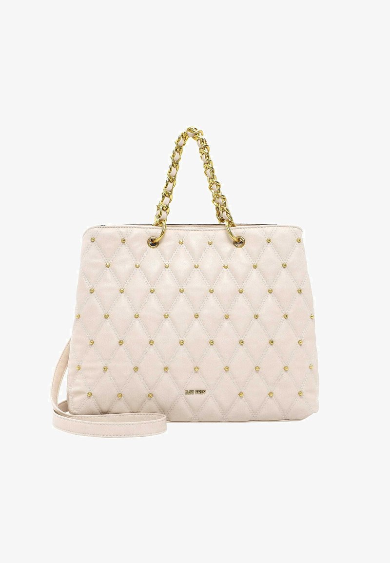 Bolso de mano acolchado rosa con tachuelas doradas, asas de cadena y una correa de hombro desmontable. Textura de piel suave, forma rectangular.