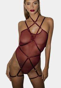 Burgundowy przezroczysty body z krzyżującymi się paskami i złotymi akcentami. Posiada gładką teksturę i minimalistyczny design.