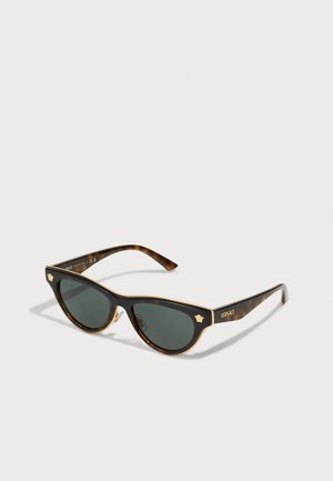 Óculos de sol tartaruga com armação angular, lentes escuras, detalhes em dourado e logótipos nas hastes. Acabamento texturizado na armação.