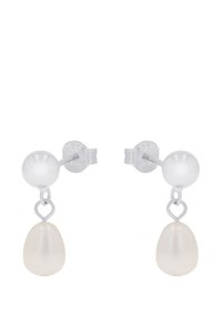 Los pendientes de plata presentan una perla blanca redonda y un colgante en forma de gota de agua. El diseño incluye un detalle de cadena de enlace.