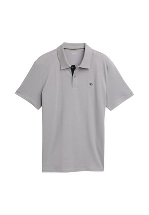 Camisa polo gris de algodón con collar, tapeta de tres botones y un acento azul marino en el interior del collar. Presenta un pequeño logotipo.