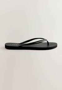 Zwarte flip-flop sandaal met dunne, glanzende banden en een gestructureerde rubberen zool. Eenvoudig ontwerp, met een platte profiel en geen extra accenten.